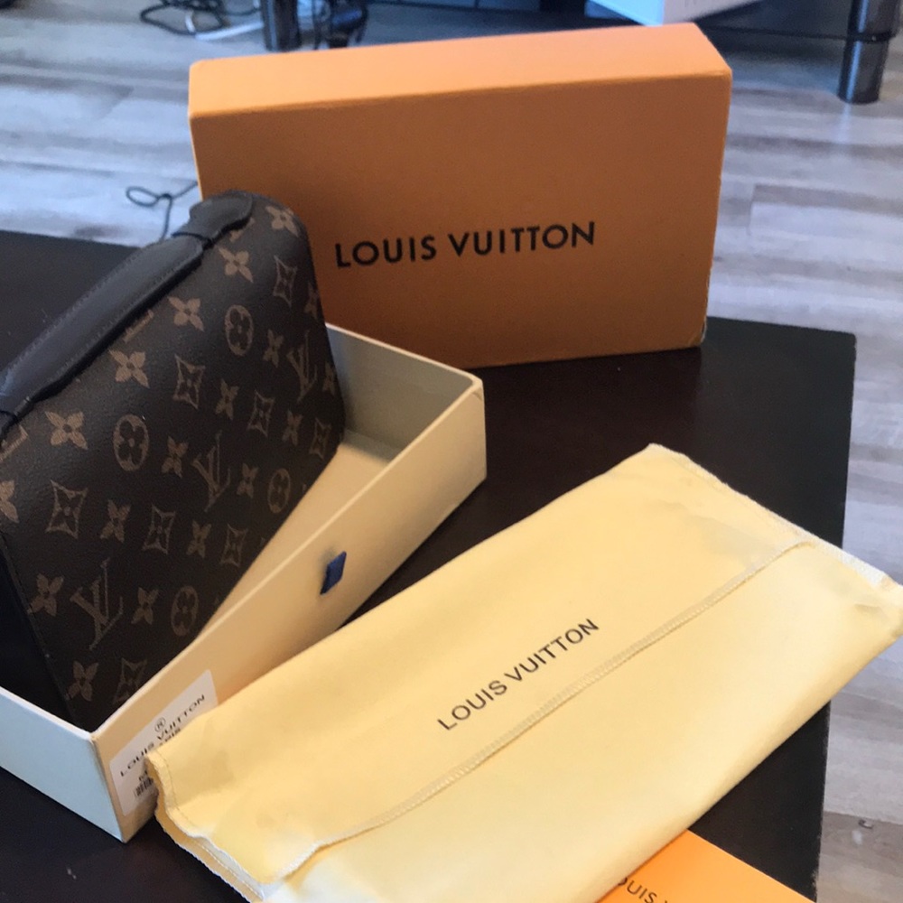 Louis Vuitton Zippy Brazza Wallet